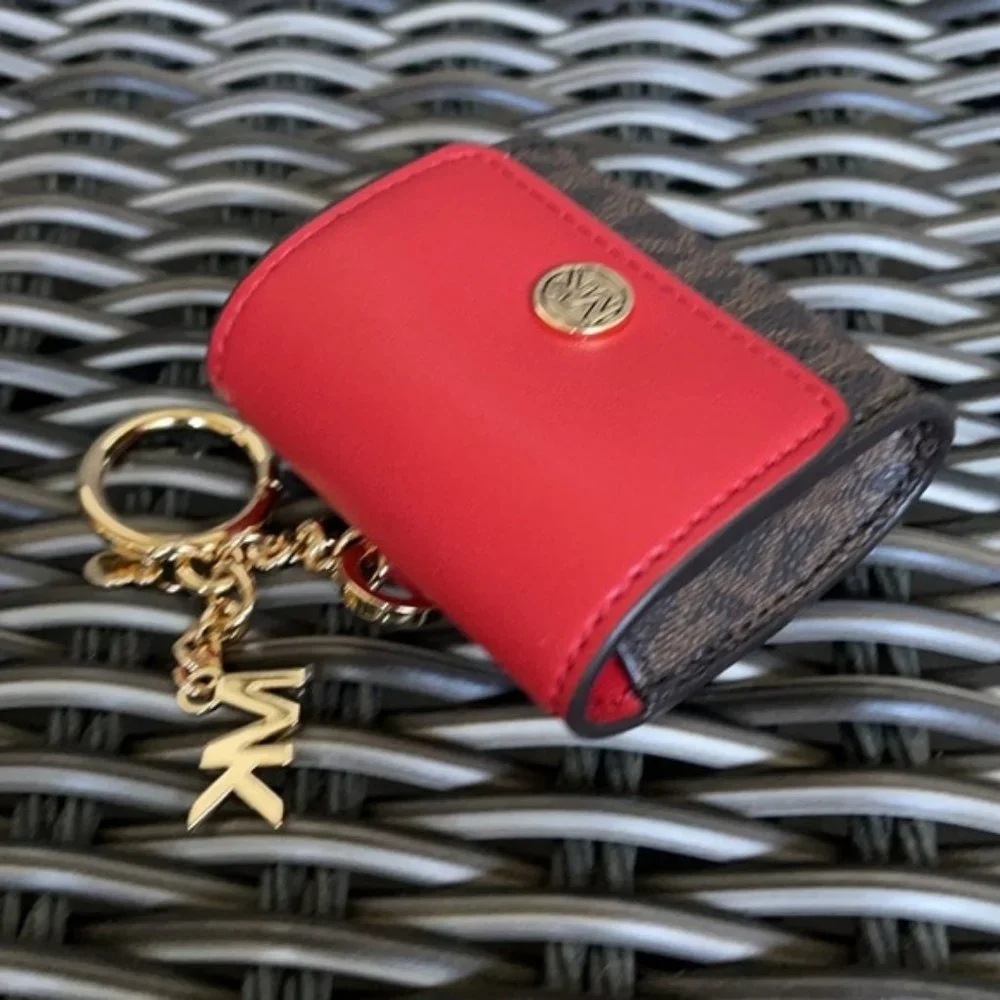 Michael Kors Jet Set Travel AirPod Case - Picture 2 of 14